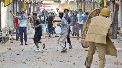 जम्मू कश्मीर में 3 आतंकियों के एनकाउंटर के बाद भड़की हिंसा, 10 उपद्रवी गिरफ्तार