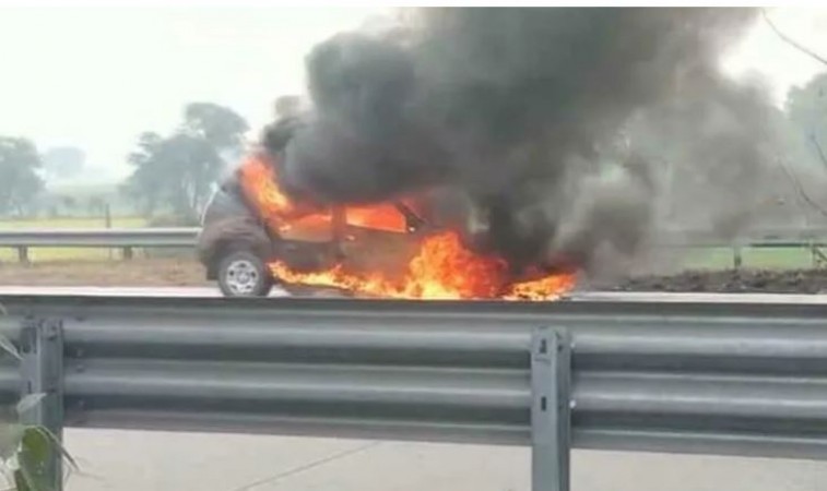 The car became a ball of fire while moving, and many people died.