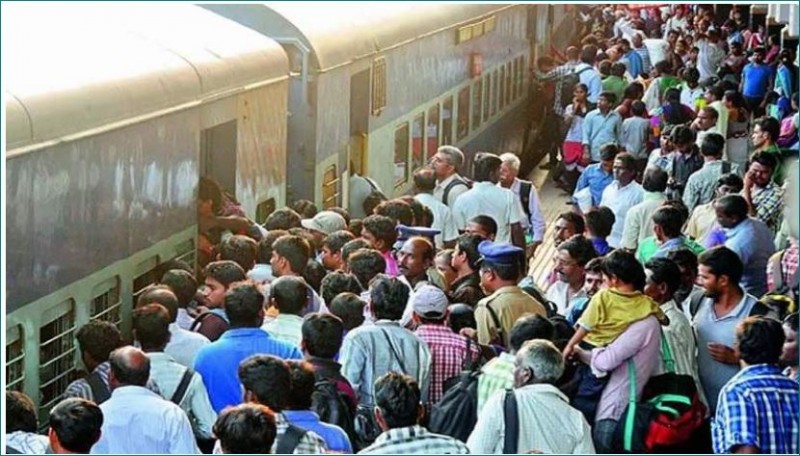 महाराष्ट्र: लॉकडाउन के डर से घर लौट रहे लोग, कुर्ला टर्मिनस पर भारी भीड़