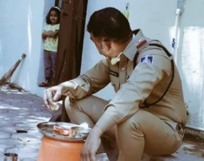Policemen eating food in this way to save family from infection