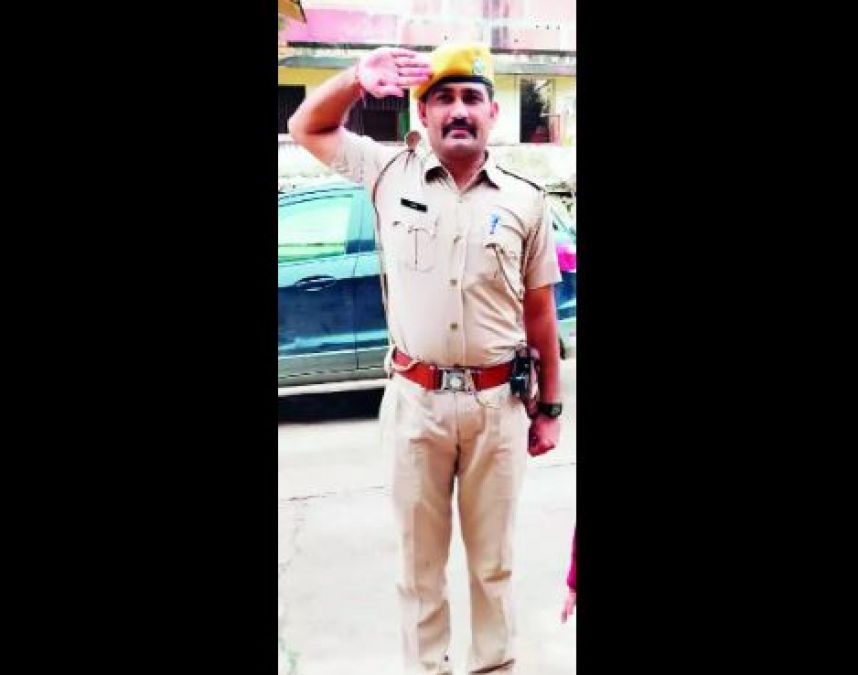 Brave constable rescued innocent from fire, everyone overpraising