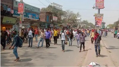 Bihar: Students protesting against the order to close education institutes