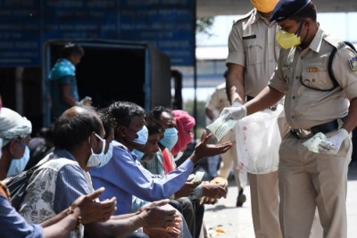 घर पहुंच कर परिवार को संक्रमण से बचाने के लिए इस तरह खाना खा रहे है पुलिसकर्मी