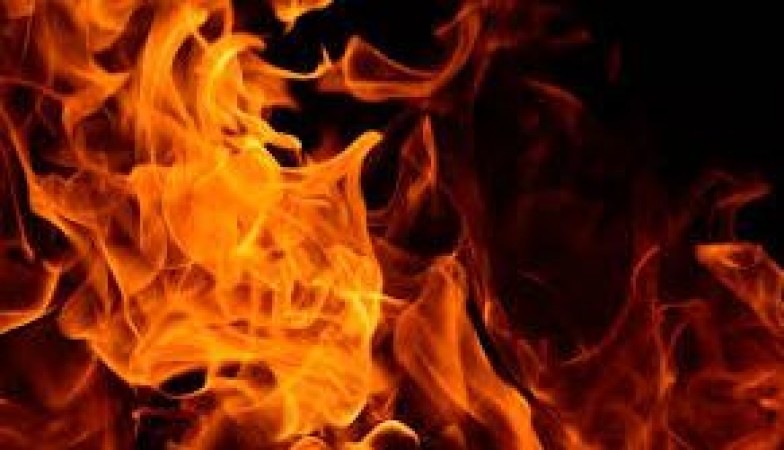 कपडे की दुकान में लगी भीषण आग, 3 घंटे की मशक्कत के बाद आग पर काबू पाया