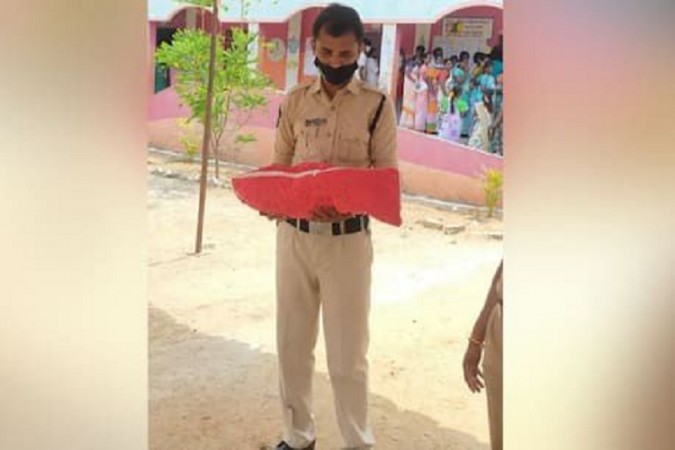 Policeman carried child as mother has to vote in Tamil Nadu elections, photo viral