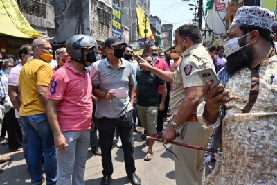 Entire lockdown in Nagpur after night curfew, traders on the streets