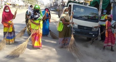 People pay respect to sanity worker by garlanding them with notes