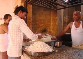 Gorakshpeeth providing food to people daily in Uttar Pradesh