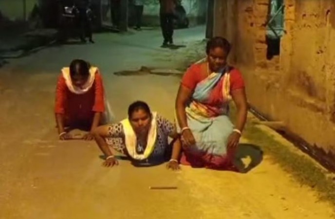 3 women were seen prostrating for 1 km, then joined TMC