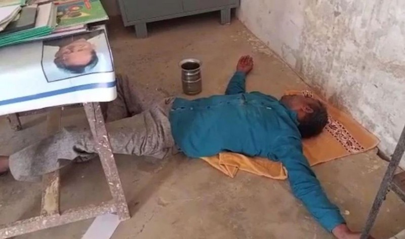 राजस्थान का सरकारी स्कूल, नशे में धुत्त पड़े शिक्षक..., ग्रमीणों ने वीडियो बनाकर प्रशासन को सौंपा
