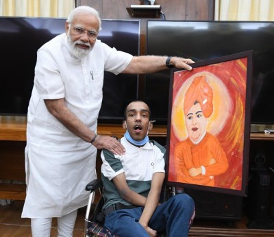 PM मोदी के कहने पर MP के दिव्यांग चित्रकार ने पैर से बनाया अपने घर का नक्शा, पूरा होगा तीसरा सपना