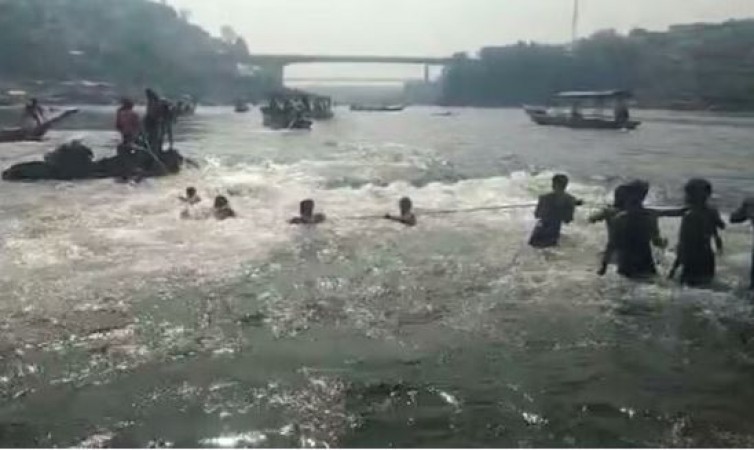 Water suddenly released from Omkareshwar dam, dozens of people in danger