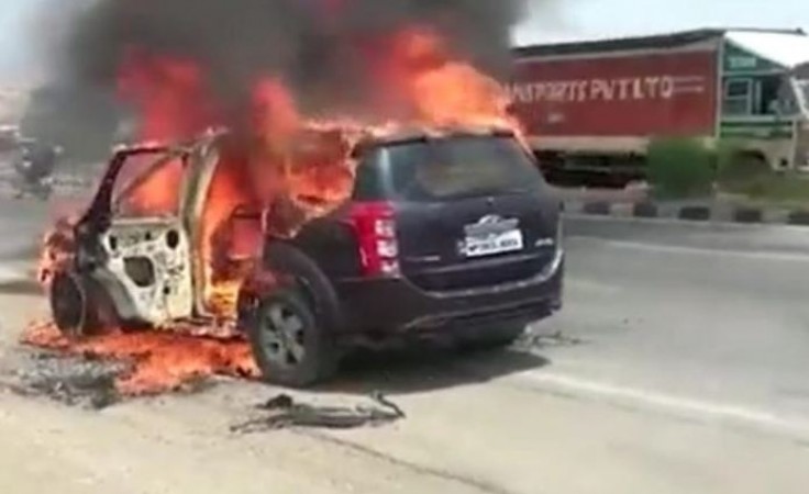 चलती कार में अचानक लगी आग, ड्राइवर ने कूदकर बचाई जान