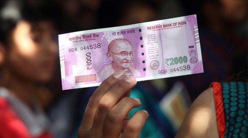 Rs2000 notes lying on road, nobody claimed it in fear of corona