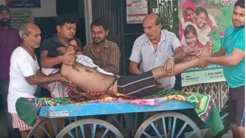 Shame on humanity! If the ambulance was not found, the relatives took the sick son to the hospital on a handcart, died