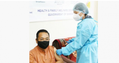 सिक्किम के मुख्यमंत्री और उनकी पत्नी ने ली कोरोना वैक्सीन की पहली खुराक