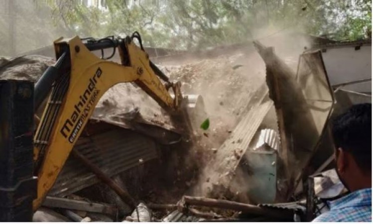 'Bulldozer' ran on the houses and shops of those who occupied government land