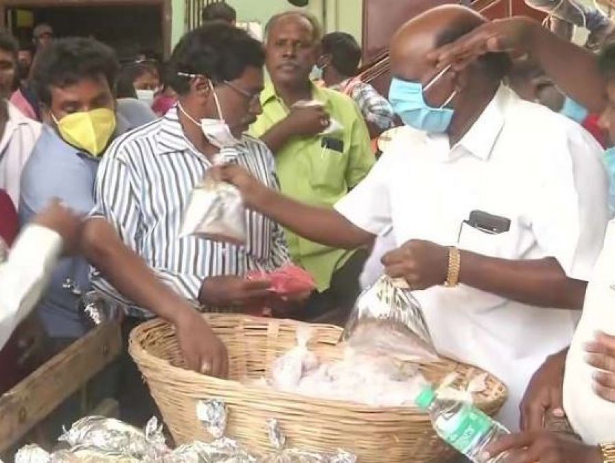 Tamil Nadu church distributes food to civic body workers on easter
