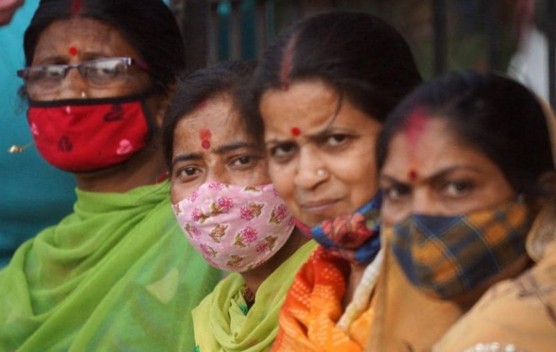 बंगाल में 'आउट ऑफ़ कंट्रोल' हुआ कोरोना, फिर भी नहीं हो रहा नियमों का पालन