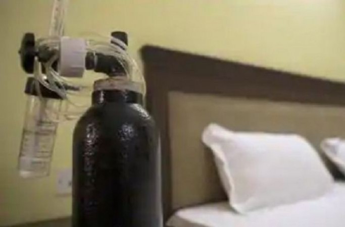 Delhi: Rising corona creates panic among people, purchasing oxygen cylinders