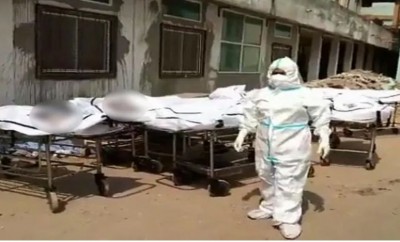 छत्तीसगढ़: सरकारी अस्पताल में लगा लाशों का ढेर, शव रखने के लिए नहीं बची जगह, देखें वीडियो