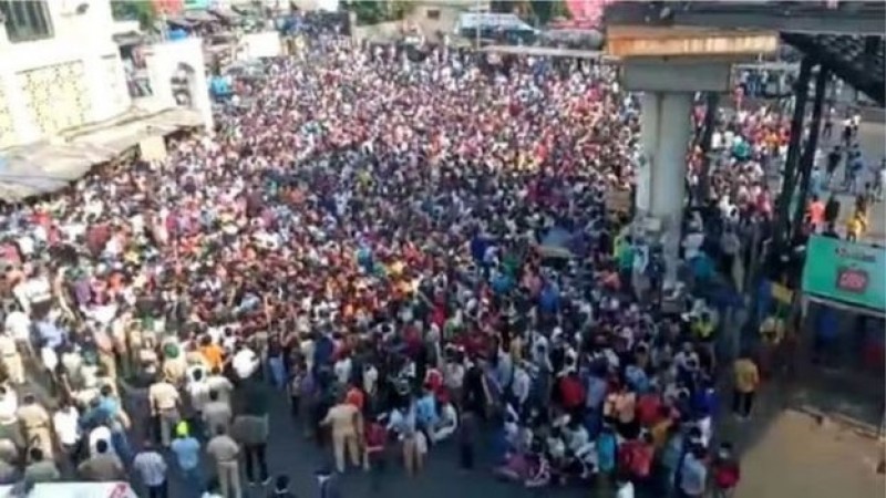 महाराष्ट्र में उड़ी लॉक डाउन की धज्जियाँ, बांद्रा रेलवे स्टेशन पर जमा हुए हज़ारों लोग