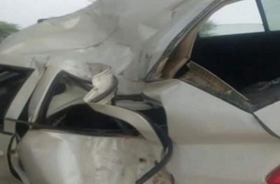 दर्दनाक हादसा: टायर फटने से अनियंत्रित कार के पेड़ से टकराने से हुई 1 की मौत अन्य घायल