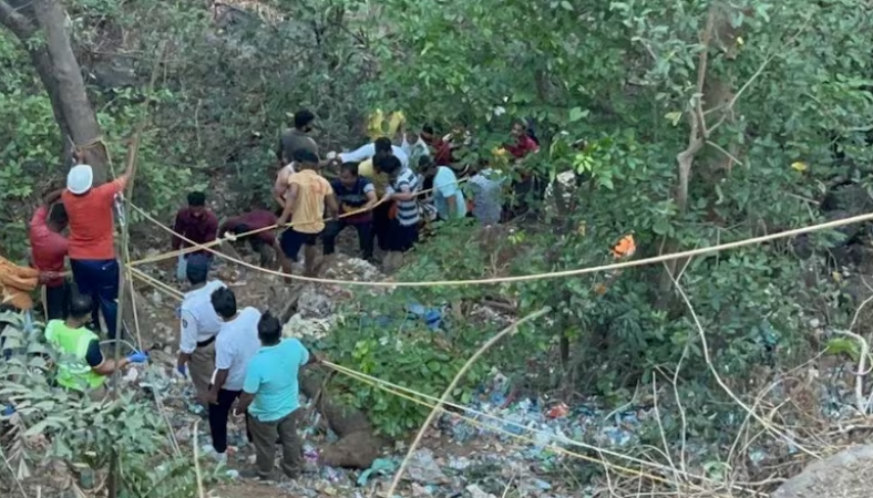 पुणे में दुखद हादसा,  500 फीट गहरी खाई में गिरी बस, 13 की मौत