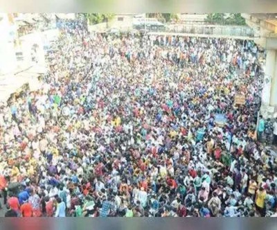 मुंबई में लॉकडाउन की लोगों ने उड़ाई धज्जिया,  बांद्रा स्टेशन पर उमड़ी हजारों की भीड़
