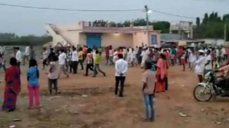 Huge Crowd gathered in Kalburgi fair amid lockdown