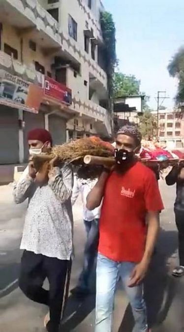 15 Muslim youths set an example, performed last rites of a Hindu woman