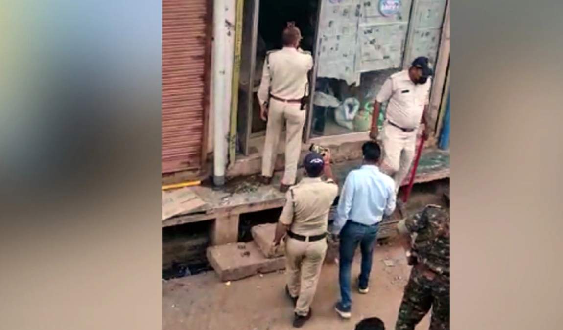 Long queues to buy gutkha, people entered inside shop even police arrived