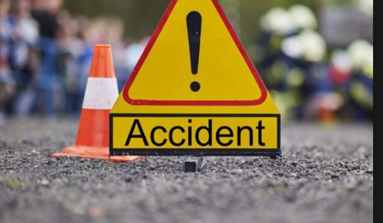 11 people were going home from the wedding program, suddenly the car fell into the ditch, and the dead bodies were laid