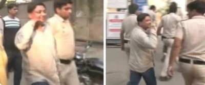 VIDEO: जंहागीरपुरी हिंसा के आरोपी अंसार की बेशर्मी, कोर्ट के बाहर पुष्पा बनकर दिखाया 'मैं झुकेगा नहीं'