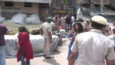 जहांगीरपुरी हिंसा: महिला को हिरासत में लेने गई पुलिस पर मुस्लिम भीड़ ने किया पथराव