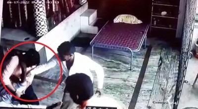 मंदिर में घुसकर 'सपा नेता' ने मचाया आतंक, दो युवकों को बेरहमी से पीटा