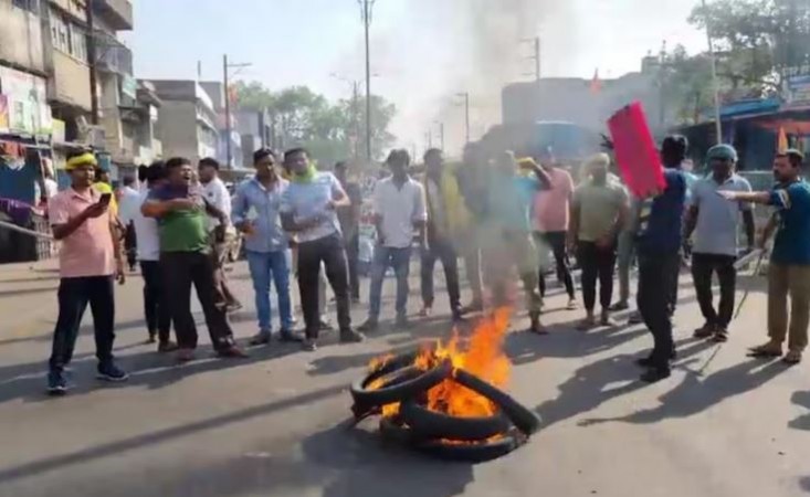 Youth came to the streets demanding 100 percent reservation in jobs, announced a statewide bandh