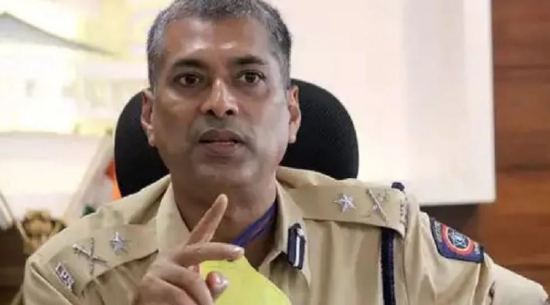 Police Commissioner who banned Hanuman Chalisa transferred
