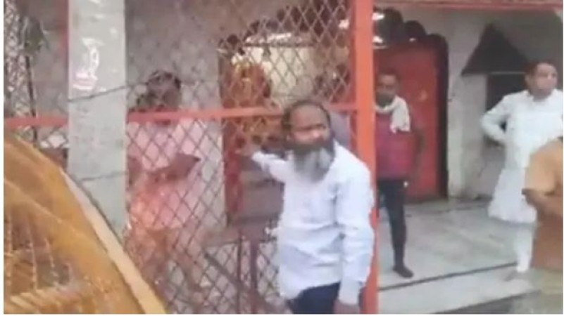 जहांगीरपुरी हिंसा: बुलडोज़र की कार्रवाई रुकने के बाद भी हिन्दुओं ने खुद हटाया मंदिर का अवैध गेट