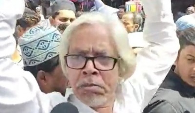 People raised slogans of 'Atiq Ahmed Amar Rahe' after the prayer of goodbye in Jama Masjid