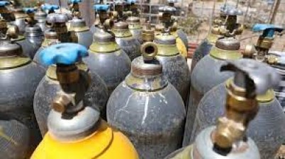 Oxygen cylinders looted by some people at Damoh District Hospital last night