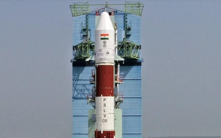 ISRO की एक और उपलब्धि, अंतरिक्ष में भेजे सिंगापुर के 2 सैटेलाइट