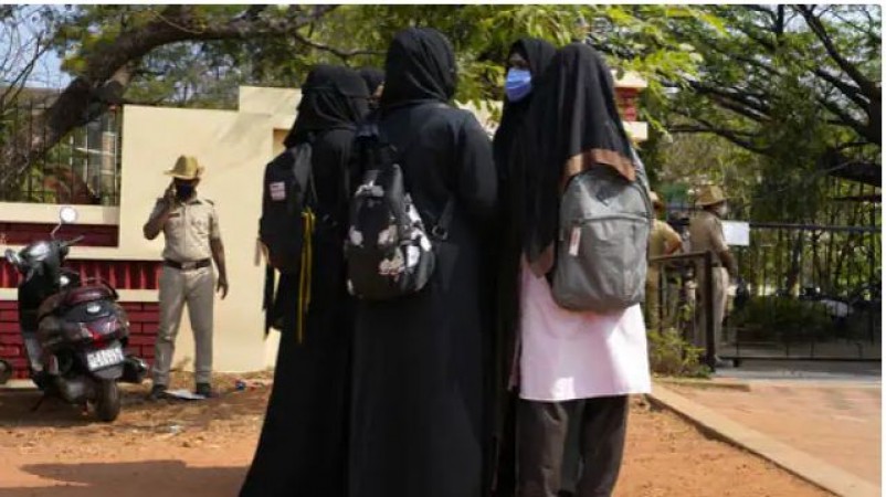 'हिजाब पहनकर परीक्षा देने की इजाजत नहीं...', कर्नाटक की दो मुस्लिम छात्राओं ने छोड़ी एग्जाम