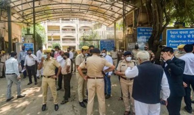 गोलियों की तड़तड़ाहट से गूँज उठी दिल्ली की रोहिणी कोर्ट, वकील और सुरक्षाकर्मी के बीच बहस में हुई फायरिंग