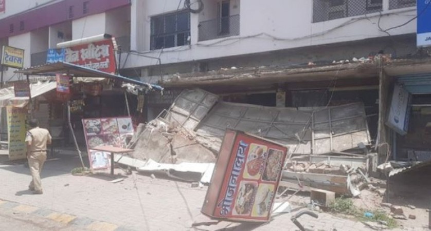 Big accident averted in Indore, balcony of building suddenly fell in Gwaltoli police station area