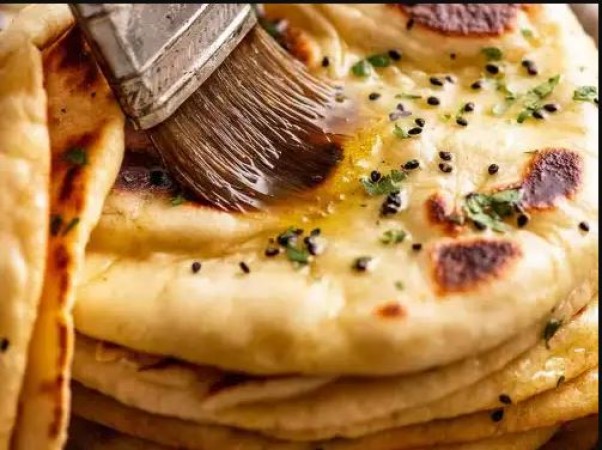 Do you also eat naan? So be careful, using saliva is being served in front of you