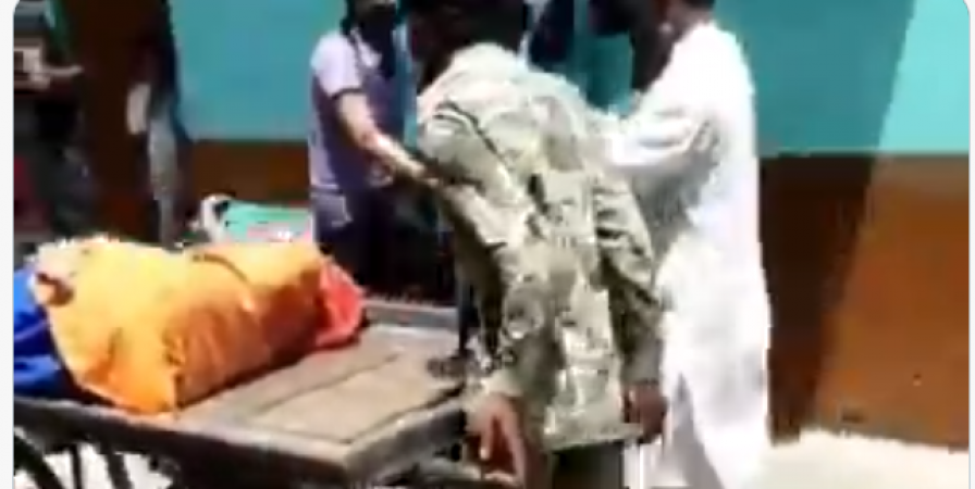 MP: Ambulance was not available husband took ill wife to hospital in cart, video viral