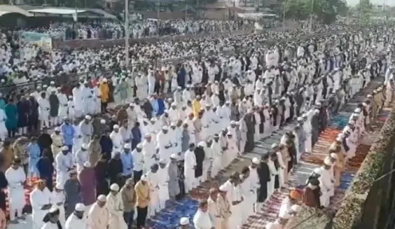 Group prayer offered on the road of Jaipur on Eid, 5 km long traffic jam, Video