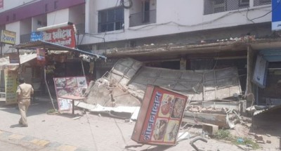 Big accident averted in Indore, balcony of building suddenly fell in Gwaltoli police station area