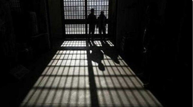 2 prisoners absconding from covid center, 4 policemen suspended in thane Maharashtra